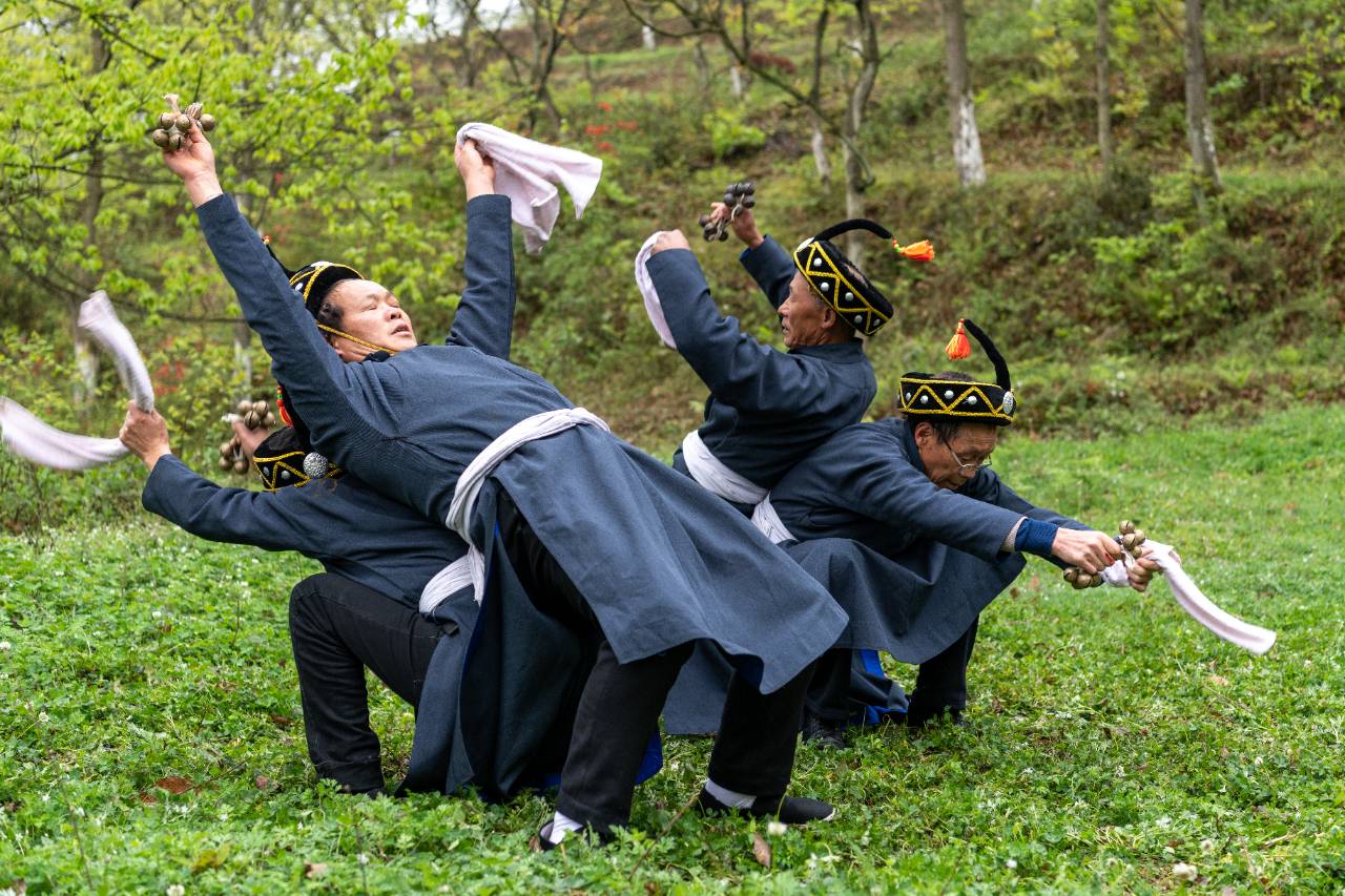 鎮(zhèn)雄縣小米多村彝族喪葬舞蹈“喀紅唄”，極具文化內(nèi)涵。李東旭 攝