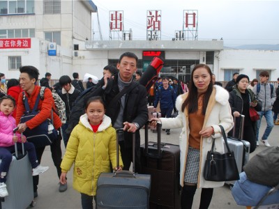 千里奔波只為回家過年，昭通日報火車站見證他們的酸甜苦辣！