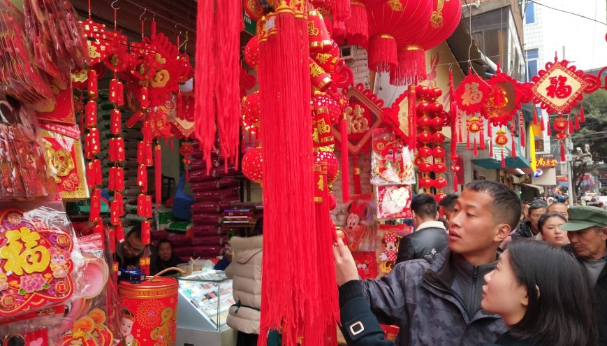彝良張燈結(jié)彩年味濃