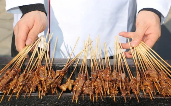 魯?shù)榕e辦小肉串燒烤工技能大賽
